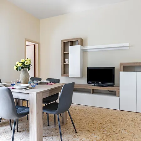 - Spacious Apartmente Near The Beach!