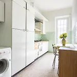 Guesthost - Spacious Apartmente Near The Beach! *