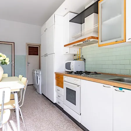 Apartament Guesthost - Spacious Apartmente Near The Beach! *